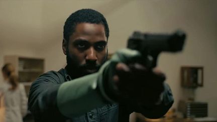 L'acteur John David Washington et Clémence Poesie (de dos) dans "Tenet" de Christopher Nolan.&nbsp; (WARNER BROS. ENTERTAINMENT)