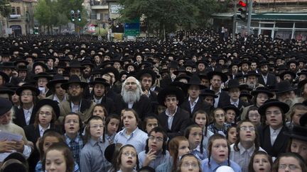 Manifestation dans le quartier de Mea Shearim &agrave; J&eacute;rusalem (Isra&euml;l) pour protester contre l'annulation de la&nbsp;loi Tal qui permettait aux Isra&eacute;liens tr&egrave;s religieux d'&ecirc;tre exempt&eacute;s du service militaire, le 25 juin 2012. (RONEN ZVULUN / REUTERS)