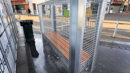 Une grille plac&eacute;e autour d'un banc public utilis&eacute; par des sans-abri le 25 D&eacute;cembre &nbsp;2014 &agrave; Angoul&ecirc;me (Charente) (PIERRE DUFFOUR / AFP)