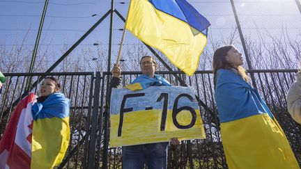 Des manifestants réclament la livraison d'avions de combat F-16, à Bruxelles (Belgique), le 4 avril 2023. (NICOLAS ECONOMOU / NURPHOTO / AFP)