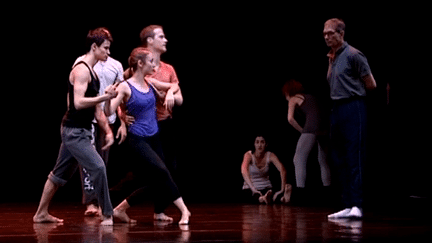 Robert Swinston (debout à doite) avec les danseurs de "Event" lors d'une répétition ouverte au public
 (France 3 Culturebox)