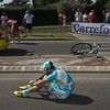 Le coureur slov&egrave;ne Janez Brajkovic au sol pendant l'&eacute;tape Aix-en-Provence-Montpellier, le 4 juillet 2013.&nbsp; (JOEL SAGET / AFP)