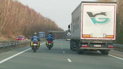 Motards de la gendarmerie qui suivent un camion sur l'autoroute (A. Boquet / F. Daireaux)