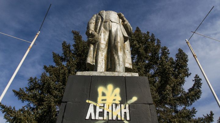 Une statue décapitée de Lénine dans la ville d'Izioum (Ukraine), le 15 mai 2015. (SERGII KHARCHENKO / NURPHOTO VIA AFP)