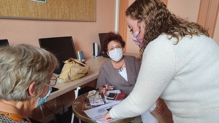 Sarah Bardon, conseillère numérique dans l'Aisne, lors d'une séance d'initiation au smartphone (BORIS HALLIER / FRANCE-INFO)