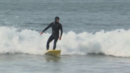 Sous le grand soleil du&nbsp;sud-ouest, dans&nbsp;le&nbsp;Pays basque,&nbsp;le surf se pratique&nbsp;depuis les années 60.&nbsp;C’est à cet endroit qu'ont débuté les pionniers sur des grandes planches en bois.&nbsp;Aujourd'hui, le temps a passé, mais la passion est toujours intacte. (France 2)