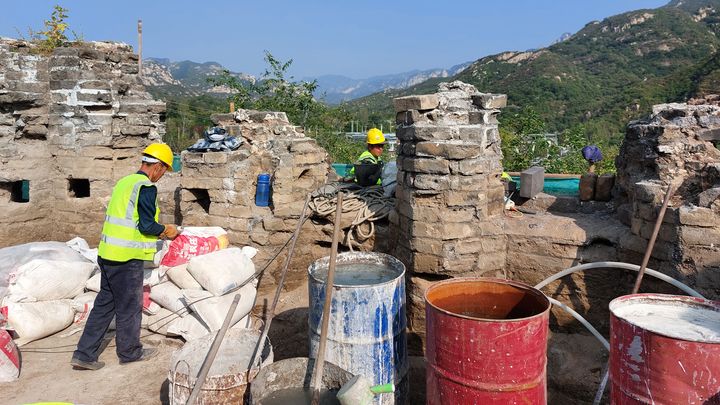 Pour fixer les briques de la Grande muraille de Chine, les ouvriers utilisent de la chaux blanche. (SEBASTIEN BERRIOT / RADIO FRANCE)