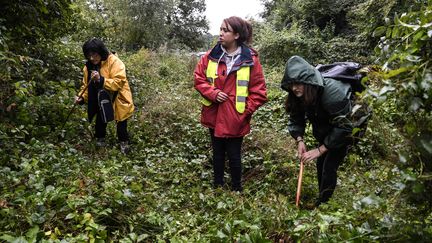 En plus de ces centaines de volontaires,&nbsp;60 gendarmes dont 4 plongeurs ont déjà quadrillé le terrain et inspecté des point d'eau de&nbsp;Pont-de-Beauvoisin (Isère). (PHILIPPE DESMAZES / AFP)