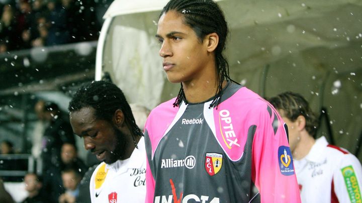 Rapha&euml;l Varane (en noir et rose), au coup d'envoi du match Brest-Lens, le 27 novembre 2010 &agrave; Brest (Finist&egrave;re).&nbsp; ( PATRICK JAMES / LA VOIX DU NORD / MAXPPP)