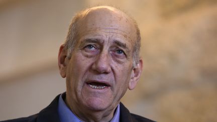 L'ancien Premier ministre israélien Ehud Olmert entre en prison