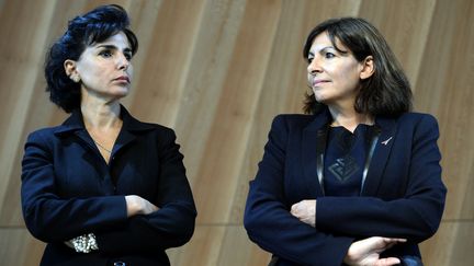 La maire de Paris Anne Hidalgo (à droite) participe à l'inauguration du nouveau plancher de verre de la tour Eiffel avec la nouvelle ministre de la Culture, Rachida Dati, à Paris, le 6 octobre 2014. (LIONEL BONAVENTURE / AFP)