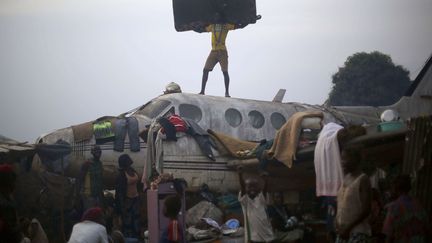 Des r&eacute;fugi&eacute;s ont &eacute;tabli&nbsp;un campement &agrave; l'a&eacute;roport de Bangui (Centrafrique), le 2 f&eacute;vrier 2014. (JEROME DELAY / AP / SIPA)