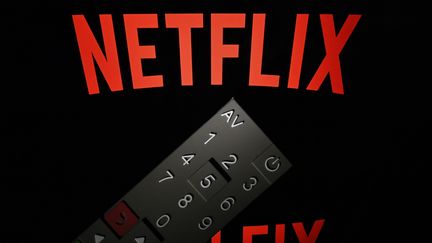 Le logo NETFLIX et une télécommande. (LIONEL BONAVENTURE / AFP)