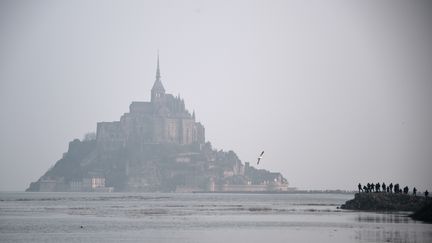 La grande mar&eacute;e a permis d'admirer le caract&egrave;re insulaire du Mont-Saint-Michel, samedi 21 mars 2015. Le marnage d&eacute;passe 14 m&egrave;tres dans la baie. (DAMIEN MEYER / AFP)