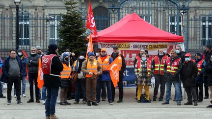 Une quarantaine de salariés EDF ont manifesté devant la préfecture du Haut-Rhin dans le cadre d’un mouvement de grève national contre les mesures du gouvernement pour limiter la hausse des prix de l’électricité, à Colmar le 26 janvier 2022. (Illustration) (VANESSA MEYER / MAXPPP)