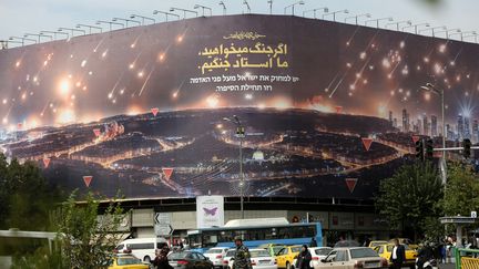 Un panneau vantant les capacités militaires iraniennes à un carrefour de Téhéran, le 26 octobre 2024. (FATEMEH BAHRAMI / ANADOLU / AFP)