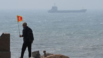 Un navire passe devant l'île de Pingtan, le point le plus proche de Taïwan, dans la province chinoise du Fujian, le 8 avril 2023. (GREG BAKER / AFP)