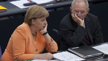 Angela Merkel et son ministre des Finances, Wolfgang Sch&auml;uble, lors d'une r&eacute;union au Parlement allemand, le 19 juillet 2012. (THOMAS PETER / REUTERS)