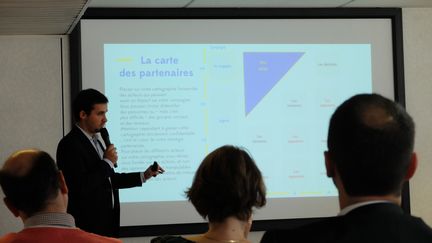 "La carte des partenaires" présentée aux candidats LREM aux municipales, le 10 octobre 2019, à Ivry-sur-Seine (Val-de-Marne).&nbsp; (MARGAUX DUGUET / FRANCEINFO)