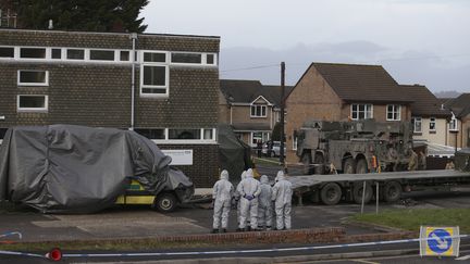 Des personnels en tenue de protection à l'aéroport de Salisbury (Royaume-Uni), le 10 mars 2018. (DANIEL LEAL-OLIVAS / AFP)