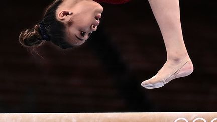 La gymnaste américaine Sunisa Lee lors de l'épreuve de la poutre au concours de gymnastique par équipe, le 27 juillet 2021 à Tokyo. (LIONEL BONAVENTURE / AFP)