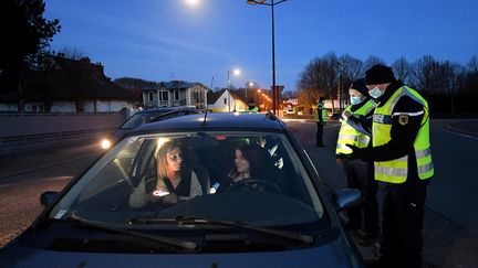 Des gendarmes contrôlent des automobilistes durant le couvre-feu, le 27 mars 2021, à Isques,&nbsp;dans le Pas-de-Calais. (MAXPPP)