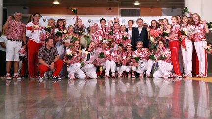 Les médaillés olympiques russes de retour de Londres posent à l'aéroport de&nbsp;Sheremetyevo, à Moscou (Russie), le 13 août 2012. (ANTON DENISOV / RIA NOVOSTI)