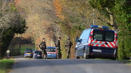 Des gendarmes participent, le 20 décembre, aux recherches à Cagnac-les-Mines (Tarn) visant à retrouver une mère de famille portée disparue depuis le 16 décembre. (MAXPPP)