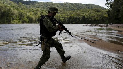 il faut finir le parcours à pied car elles se trouvent en plein cœur de la jungle. Ces opérations sont difficiles et très coûteuses. Mais avec la crise économique que traverse le Brésil, le budget 2016 de Funai a été réduit de 24% et celui d’Ibama de 30%. (REUTERS/Bruno Kelly)