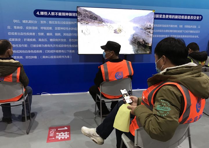 Les patients vaccinés contre la Covid-19 en salle d'observation, dans un musée transformé en centre médical, dans le district de Chaoyang à Pékin, le plus peuplé de la capitale. (DOMINIQUE ANDRÉ / RADIOFRANCE)