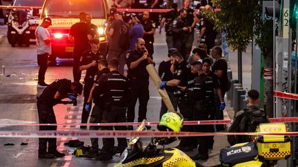 Des agents israéliens sur les lieux d'une attaque à l'arme à feu, le 5 août 2023 à Tel-Aviv (Israël). (AHMAD GHARABLI / AFP)