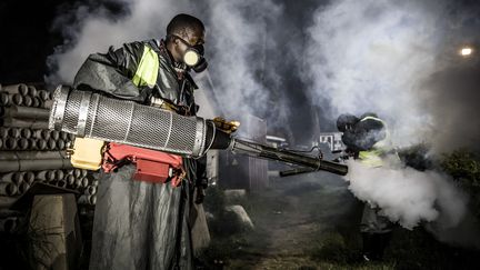 Opération de désinfection contre le Covid-19 à Nairobi, la capitale kenyane, le 15 avril 2020. (LUIS TATO / AFP)