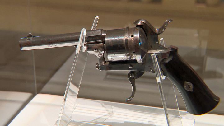 Revolver de modèle Lefaucheux, spécialement adapté aux sacs des femmes du fait de sa petite taille (France 3 Centre Val de Loire)