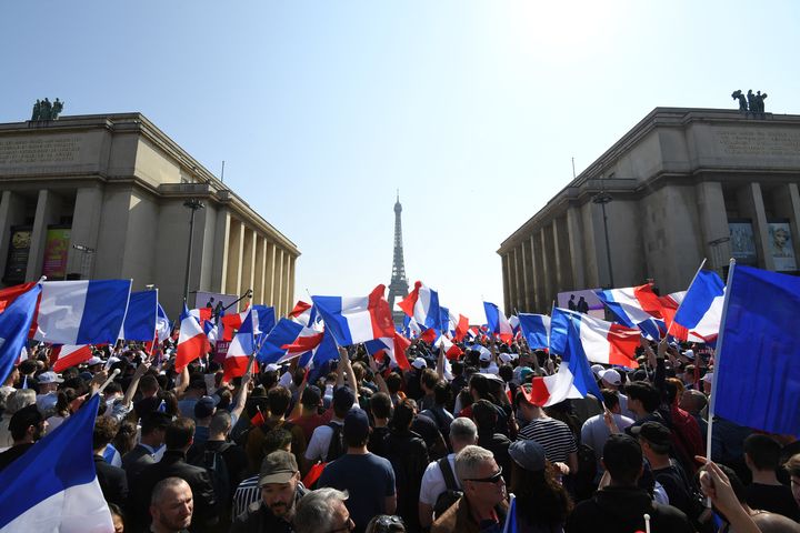 Agitant des drapeaux dans les premiers rangs, les participants au meeting d'Eric Zemmour étaient réunis dimanche 27 mars place du Trocadéro,à Paris. (BERTRAND GUAY / AFP)