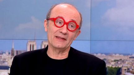 Philippe Geluck avec les lunettes rouges chères à son ami Jean-Pierre Coffe
 (France2/culturebox)