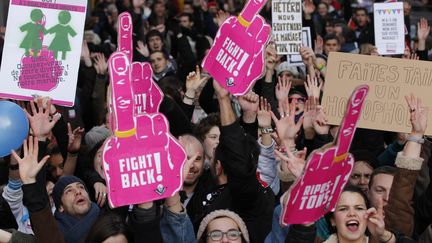 Des manifestants en faveur du projet de loi permettant le mariage des couples homosexuels, d&eacute;filent &agrave; Nantes, le 15 d&eacute;cembre 2012.&nbsp; (STEPHANE MAHE / REUTERS )