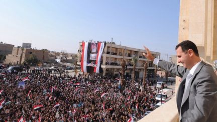 Le pr&eacute;sident Bachar Al-Assad salue ses partisans &agrave; Al-Raqqa (Syrie), le 6 novembre 2011. (SANA / AFP)