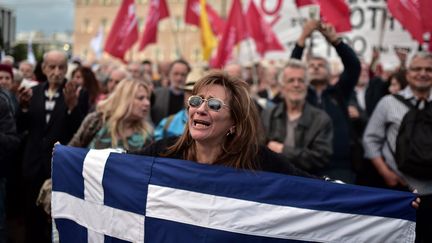 Une femme manifeste contre le vote de nouvelles mesures d'austérité devant le parlement grec, le 18 mai 2017. (LOUISA GOULIAMAKI / AFP)