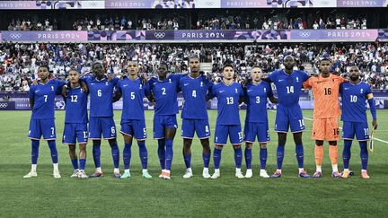 L'équipe de France olympique avant le quart de finale du tournoi masculin, contre l'Argentine, vendredi 2 août à Bordeaux. (PHILIPPE LOPEZ / AFP)