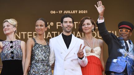 Une partie du jury de la 74e édition du Festival de Cannes, lors de la montée des marches de la cérémonie de clôture (JOHN MACDOUGALL / AFP)