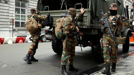 Des soldats belges prennent position avant un Conseil national de sécurité à Bruxelles (Belgique) le 18 juin 2016. (FRANCOIS LENOIR / REUTERS)