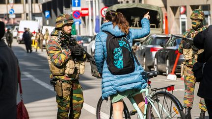 Des militaires bloquent l'accès à la station de métro de Maalbeek à Bruxelles, le 22 mars 2016. (PHILIPPE HUGUEN / AFP)