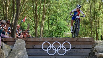 Pauline Ferrand-Prévôt lors de la course olympique de VTT cross-country dimanche 28 juillet 2024 à Elancourt (Yvelines). (EMMANUEL DUNAND / AFP)