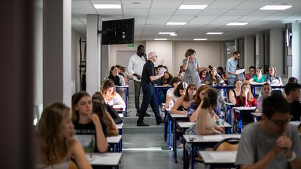 Des lycéens lors des épreuves du baccalauréat de philosphie, ce mercredi 15 juin 2022. Photo d'illustration.&nbsp; (MATHIEU HERDUIN / MAXPPP)