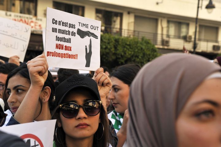 Une pancarte tenue par une manifestante&nbsp;demande au président&nbsp;Abdelaziz Bouteflika de quitter le pouvoir, le 12 mars 2019, à Alger. (SIDALI DJENID / REA)