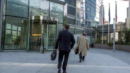 Des cadres arrivent dans leur entreprise à Paris La Défense. (BRUNO LEVESQUE / MAXPPP)