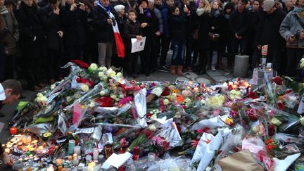 Devant le si&egrave;ge de Charlie Hebdo, &agrave; Paris, le 11 janvier 2015. (ILAN CARO / FRANCETV INFO)