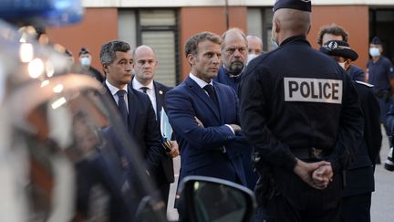 Le chef de l'Etat Emmanuel Macron, accompagné du ministre de l'Intérieur Gérald Darmanin et du Garde des Sceaux Eric Dupont-Moretti. Ils ont rencontré des policiers à Marseille le mercredi 1er septembre.&nbsp; (FRANCK PENNANT / MAXPPP)