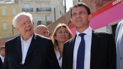 Jean-Claude Gaudin (au centre), maire UMP de Marseille, et Manuel Valls, le 20 juillet 2013, &agrave; Marseille (Bouches-du-Rh&ocirc;ne). (ANNE-CHRISTINE POUJOULAT / AFP)