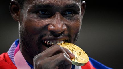 "Moi, je suis champion olympique de boxe. Mais ça fait auoi, au fait, d'avoir une médaille en chocolat ?" (LUIS ROBAYO / AFP)